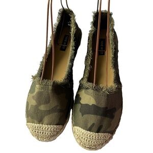 Nine West NWOT Camo Hemp and Fray Detail/Pink Stripe Slip On Flats 7.5